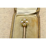 ANTIQUE 18CT SEED PEARL AND PERIDOT TIE PIN