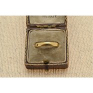 ANTIQUE 18CT GOLD BAND RING